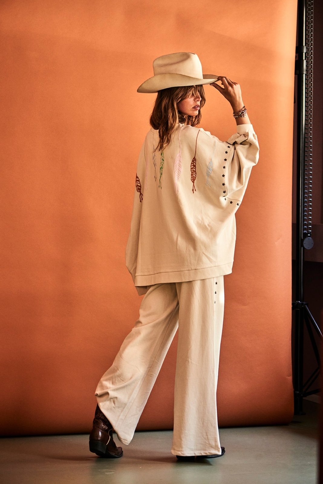 Sweatshirt mit Print und Stern - Nieten Izar - Love Joy Victory